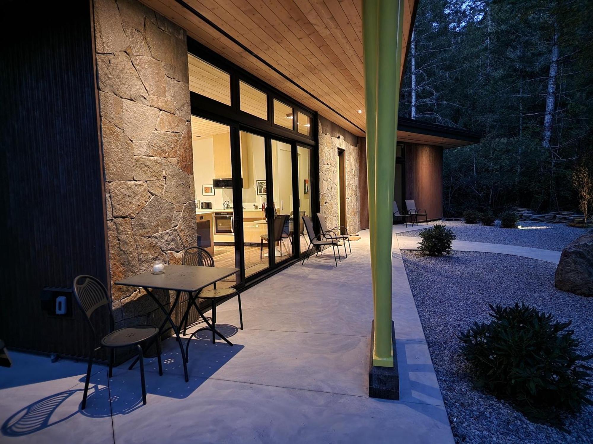The Shed At Moon Dance Hotel Madeira Park Exterior photo